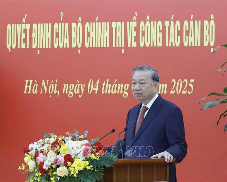 دبیرکل، تو لام، احکام انتصاب رئیس کمیسیون مرکزی تبلیغات و بسیج عمومی و معاون دائمی رئیس کمیسیون مرکزی امور داخلی را ارائه کرد - عکس ۳. Tổng Bí thư Tô Lâm trao các quyết định bổ nhiệm Trưởng Ban Tuyên giáo và Dân vận Trung ương và Phó trưởng ban Thường trực Ban Nội chính Trung ương- Ảnh 3.