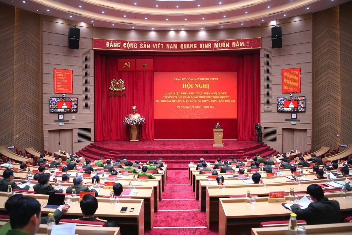 Panorama da conferência de lançamento do movimento de emulação Três Melhores: 'Mais Disciplinados - Mais Leais - Mais Próximos do Povo'. Foto: Ministério da Segurança Pública. Toàn cảnh hội nghị Phát động phong trào thi đua Ba nhất: 'Kỷ luật nhất - Trung thành nhất - Gần dân nhất'. Ảnh: Bộ Công an.