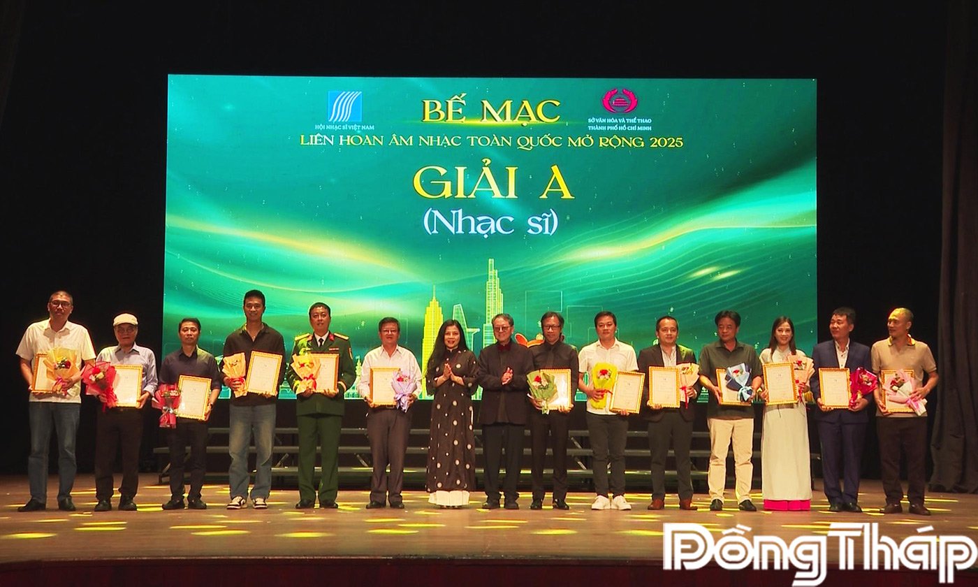 តន្ត្រីករ Duc Phu បានឈ្នះរង្វាន់ទីមួយនៅមហោស្រពតន្ត្រីជាតិឆ្នាំ 2025.jpg