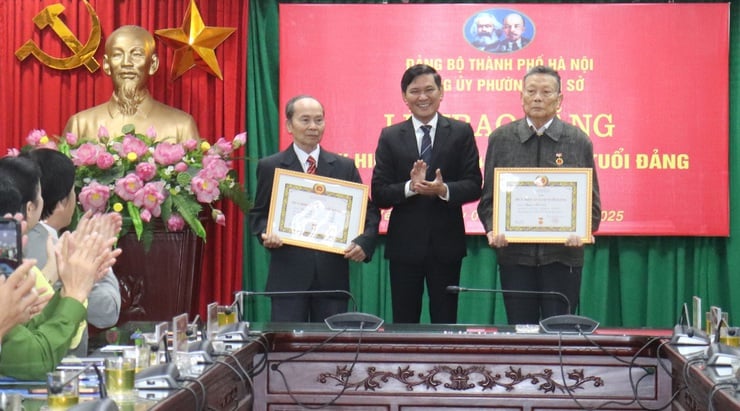 Єн Со Ворд: Вручення партійних значків 13 ветеранам-членам партії - Фото 1. Phường Yên Sở: Trao Huy hiệu Đảng tặng 13 đảng viên lão thành- Ảnh 1.