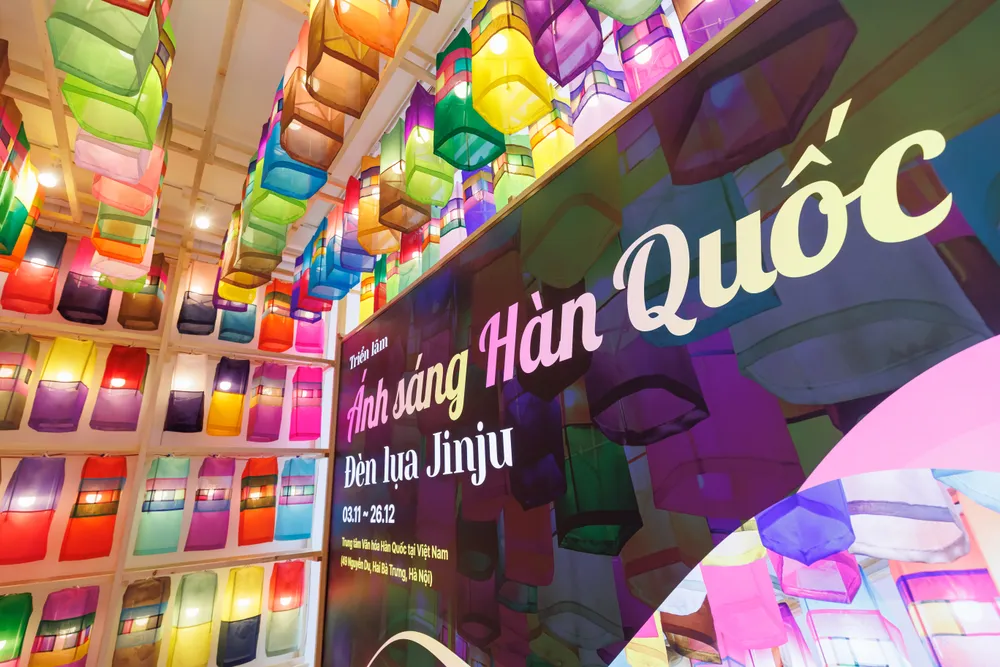 Майже 1300 шовкових ліхтарів Чінджу яскраво сяють у Ханої