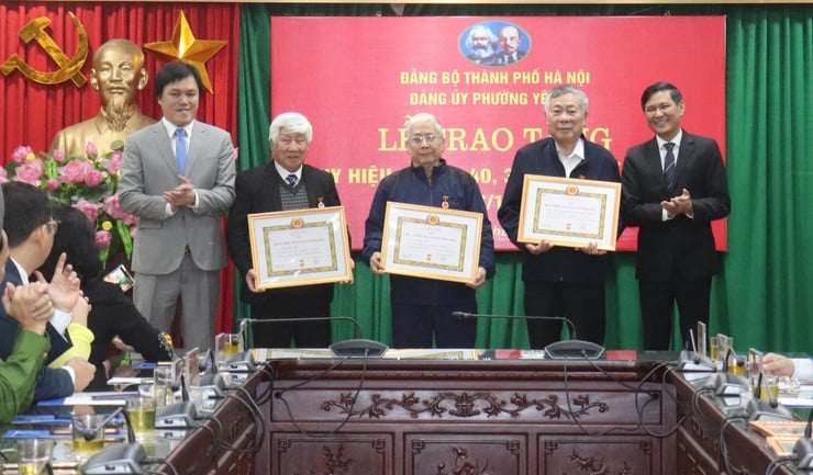 Єн Со Ворд: Вручення партійних значків 13 ветеранам-членам партії - Фото 2. Phường Yên Sở: Trao Huy hiệu Đảng tặng 13 đảng viên lão thành- Ảnh 2.