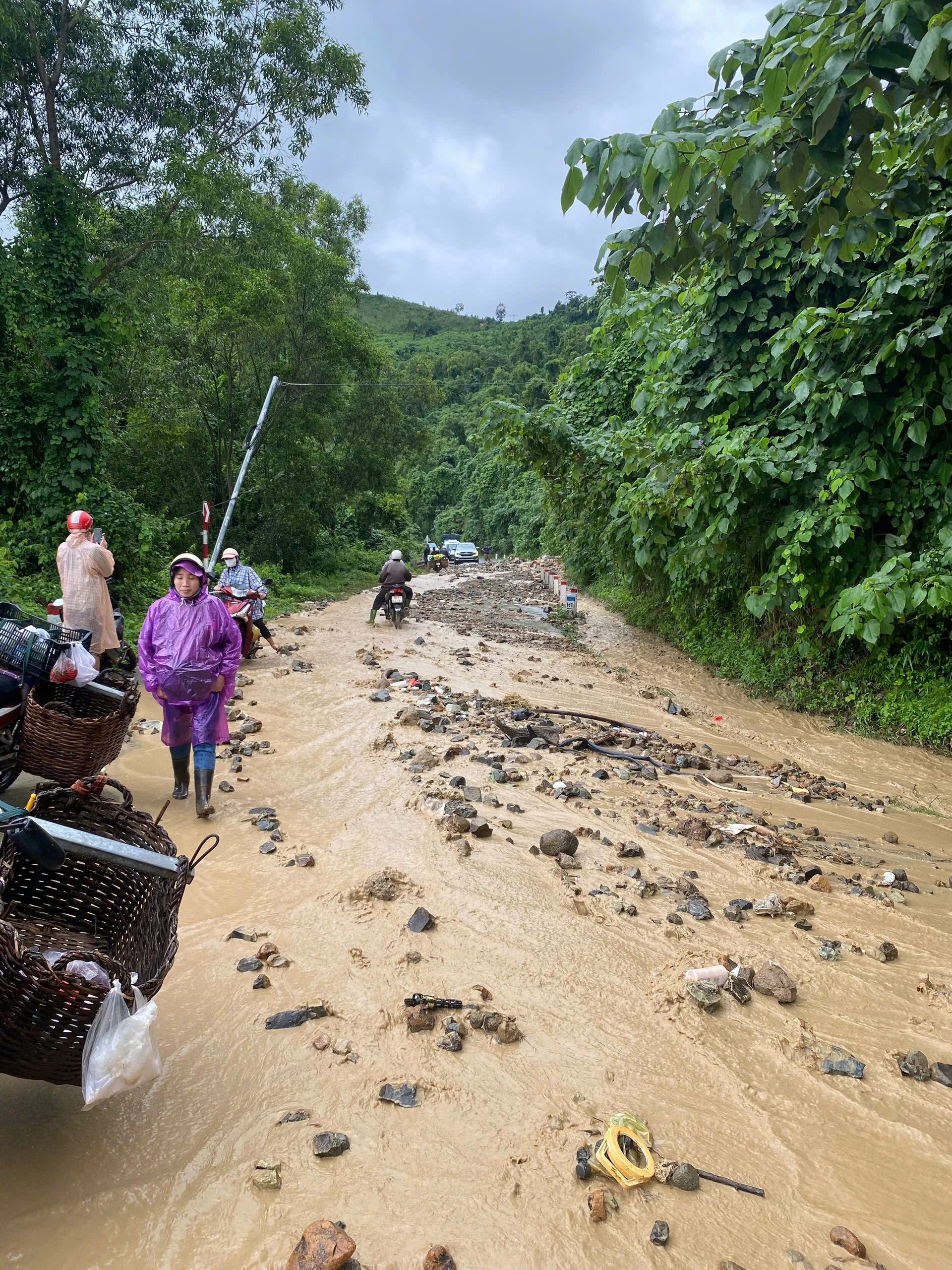 ดินถล่มบนถนนสายจังหวัดหมายเลข 9 (ตำบลกามอัน) วันที่ 28 ตุลาคม