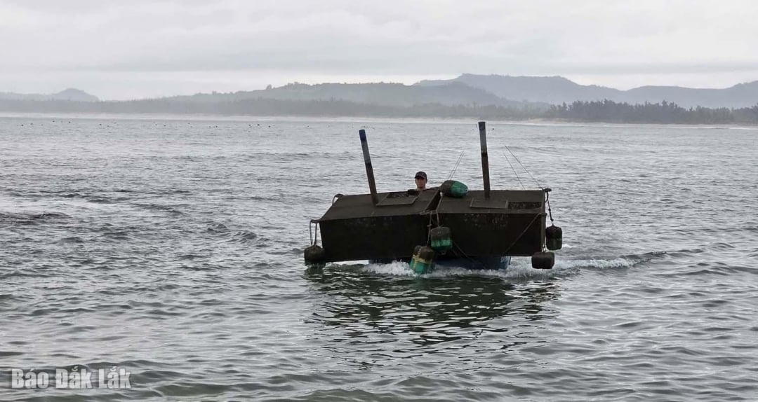 O Loan'daki ıstakoz çiftçileri ıstakoz kafeslerini kıyıya taşıyor.
