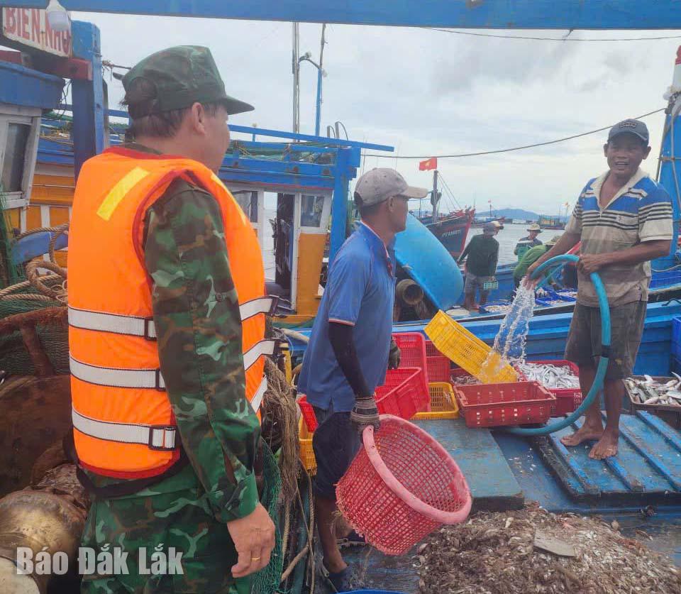 Sınır muhafızları, fırtınadan korunmak için balıkçıları karaya çıkmaya zorluyor. Fotoğraf: Anh Hoang