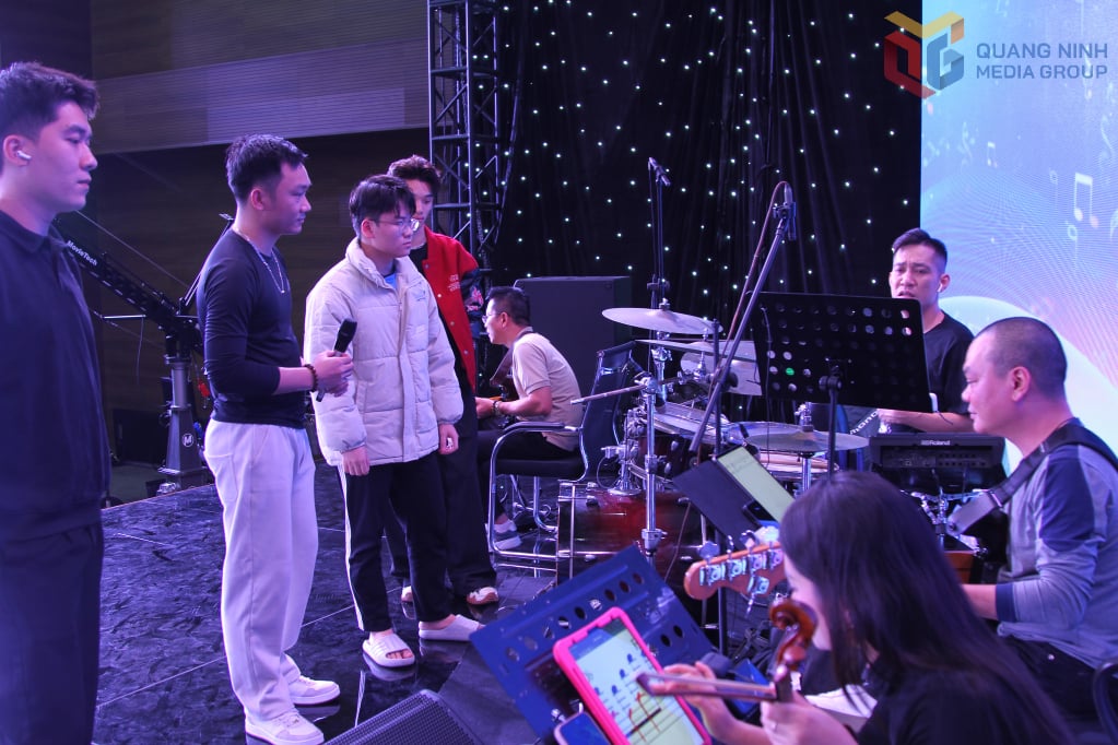 Os candidatos trocam experiências com a banda.