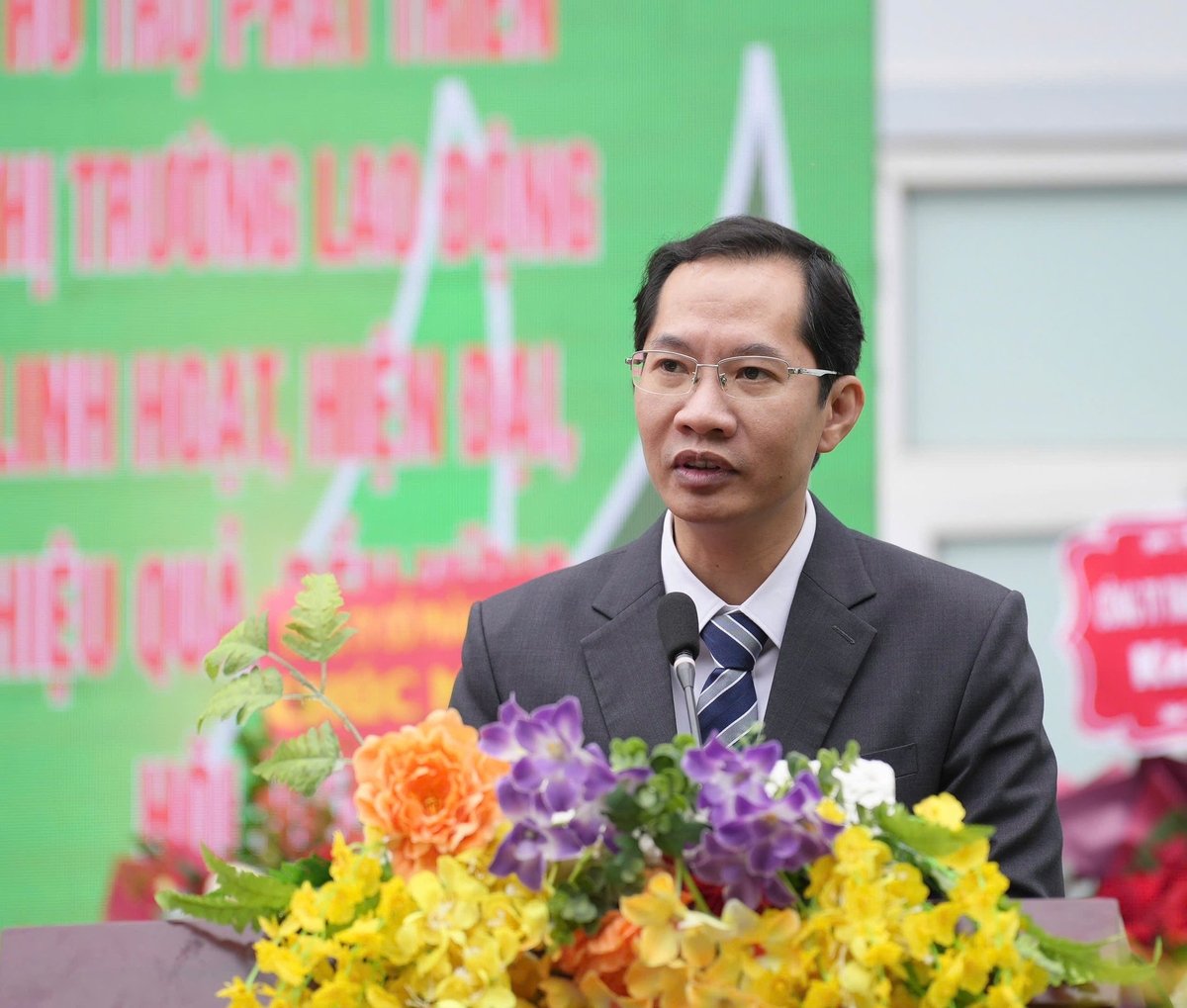 مسٹر ٹران وان ہا - باک نین صوبے کے محکمہ داخلہ کے ڈپٹی ڈائریکٹر نے افتتاحی تقریر کی۔ تصویر: فام من۔ Ông Trần Văn Hà - Phó Giám đốc Sở Nội vụ tỉnh Bắc Ninh phát biểu khai mạc. Ảnh: Phạm Minh.