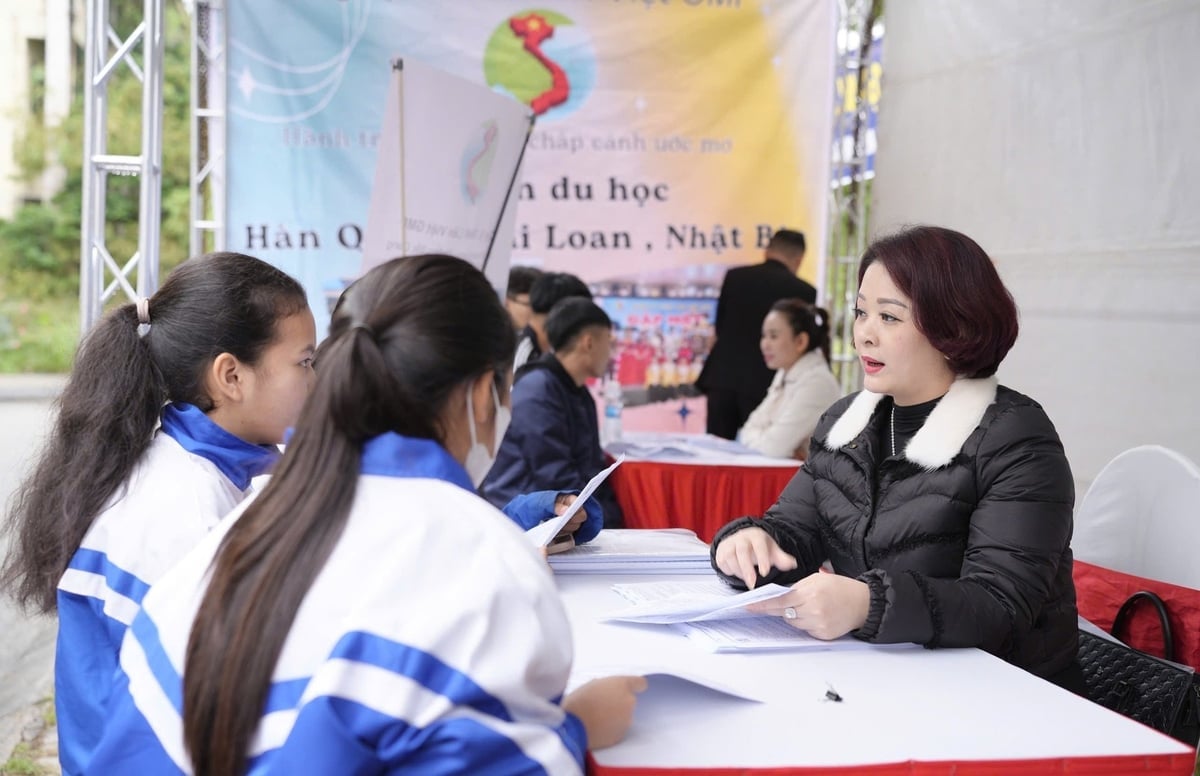 Bac Ninh ایمپلائمنٹ سروس سنٹر نمبر 1 کے عملے نے طلباء کے لیے بوتھ پر براہ راست ملازمت کے مواقع کا اشتراک کیا۔ تصویر: فام من۔ Cán bộ Trung tâm Dịch vụ việc làm Bắc Ninh số 1 chia sẻ cơ hội việc làm trực tiếp tại gian hàng cho sinh viên. Ảnh: Phạm Minh.