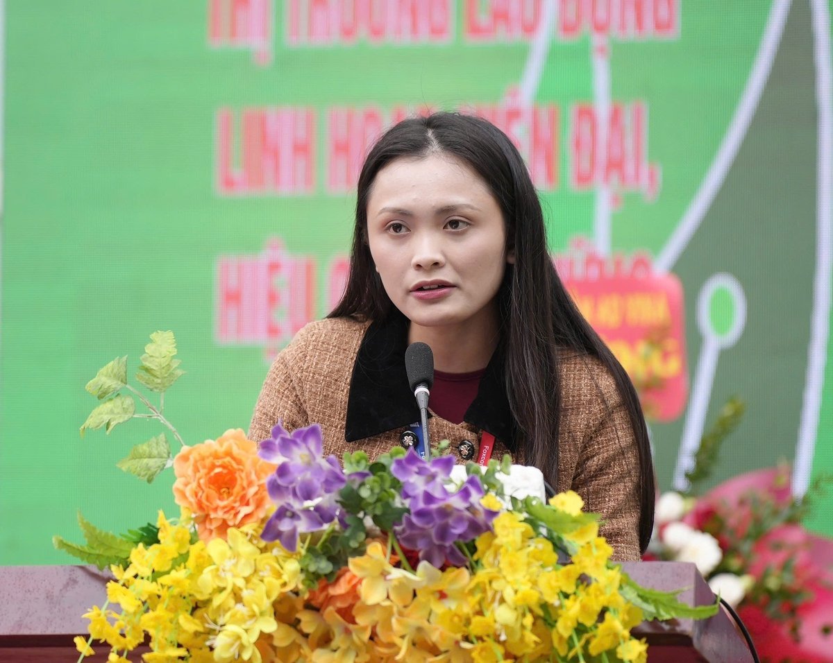 ہانگ ہائی سائنس اینڈ ٹیکنالوجی گروپ کے ریکروٹمنٹ ڈپارٹمنٹ کی نمائندہ محترمہ نگوین تھی ہانگ ین نے کہا کہ گروپ کو 60,000 سے زیادہ غیر ہنر مند کارکنوں کو بھرتی کرنے کی ضرورت ہے۔ تصویر: فام من۔ Bà Nguyễn Thị Hồng Yến, đại diện phòng tuyển dụng Tập đoàn Khoa học Kỹ thuật Hồng Hải cho biết, tập đoàn đang cần tuyển hơn 60.000 lao động phổ thông. Ảnh: Phạm Minh.