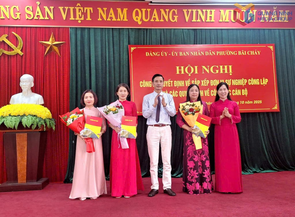 ថ្នាក់​ដឹក​នាំ​វួដ Bai Chay បាន​បង្ហាញ​ការ​សម្រេច​ចិត្ត និង​ផ្កា​ដើម្បី​អបអរសាទរ​សមមិត្ត​ដែល​ត្រូវ​បាន​គេ​តែង​តាំង​បន្ទាប់​ពី​ការ​ច្របាច់​បញ្ចូល​គ្នា។