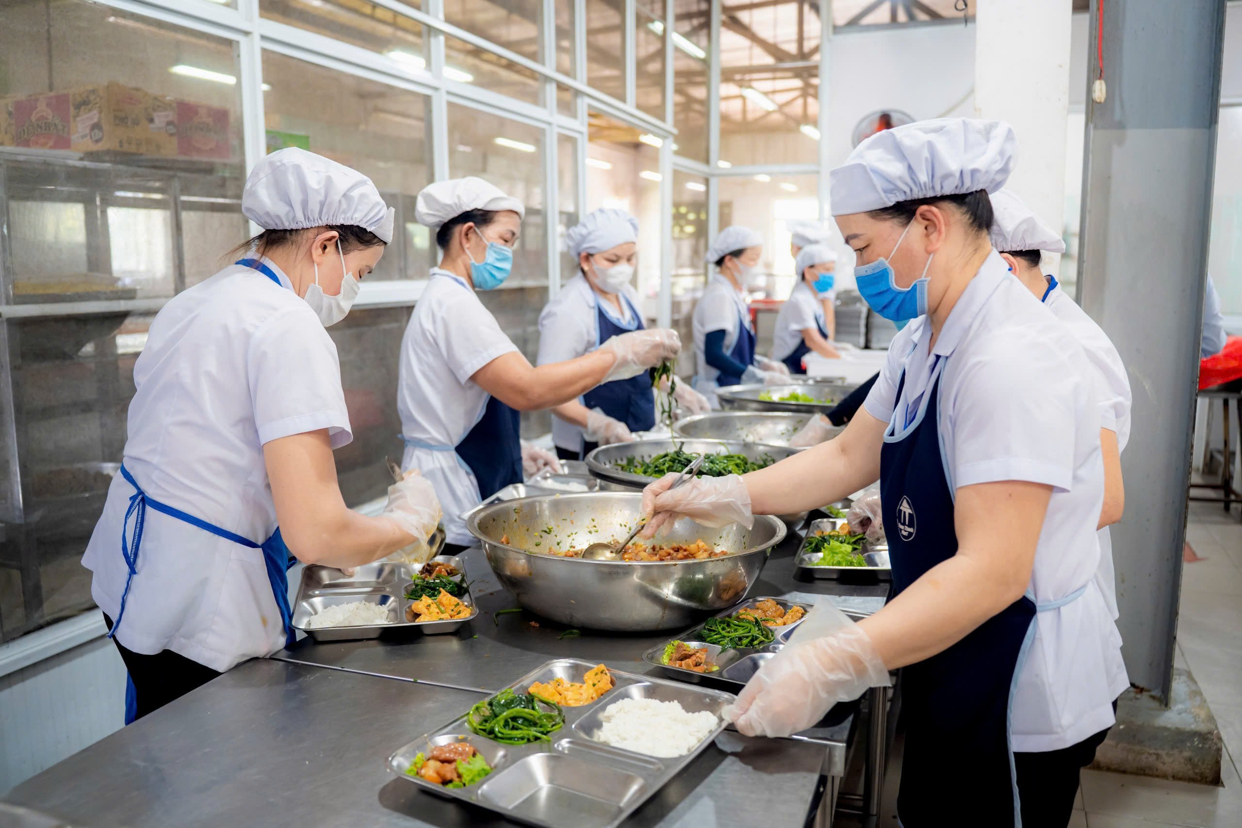 Bộ Y tế: Người đứng đầu cơ sở tổ chức bếp ăn tập thể chịu trách nhiệm về an toàn thực phẩm- Ảnh 1.