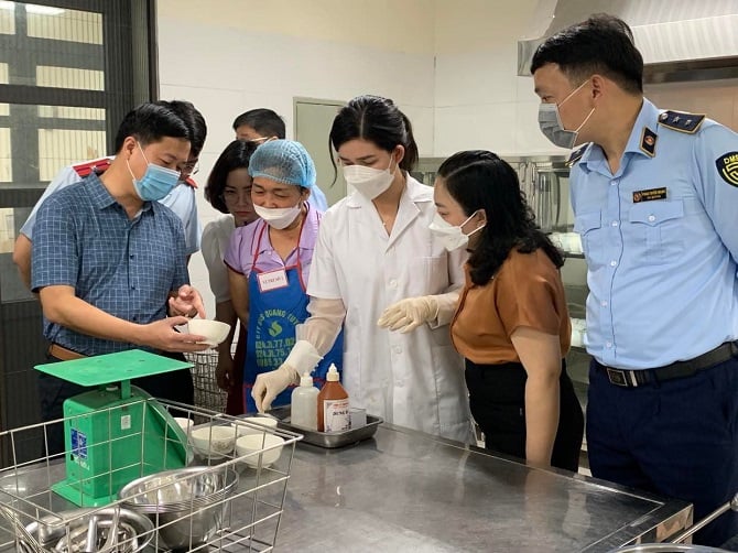 Kementerian Kesihatan: Ketua organisasi dapur kolektif bertanggungjawab untuk keselamatan makanan - Foto 2. Bộ Y tế: Người đứng đầu cơ sở tổ chức bếp ăn tập thể chịu trách nhiệm về an toàn thực phẩm- Ảnh 2.