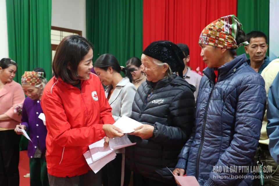 Руководители Провинциального общества Красного Креста оказали поддержку домохозяйствам, пострадавшим от дождей и наводнений в коммуне Тьен Тан.