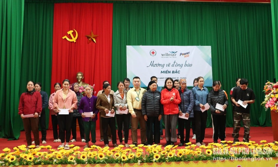 Руководители Провинциального общества Красного Креста и представители Wilmar CLV Group в Хошимине оказали поддержку домохозяйствам, пострадавшим от дождей и наводнений в коммуне Тьен Тан.