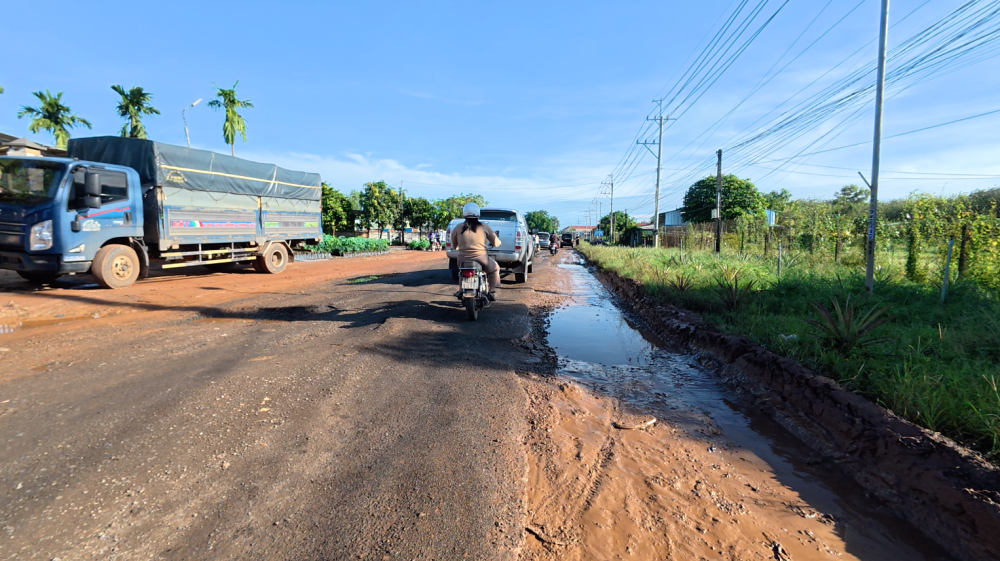 Tan Hoa کمیون کی طرف روڈ 795 خستہ حال ہے، جو ٹریفک کی حفاظت کے لیے ممکنہ خطرہ ہے۔ Tuyến đường hẹp nhưng rất đông phương tiện lưu thông