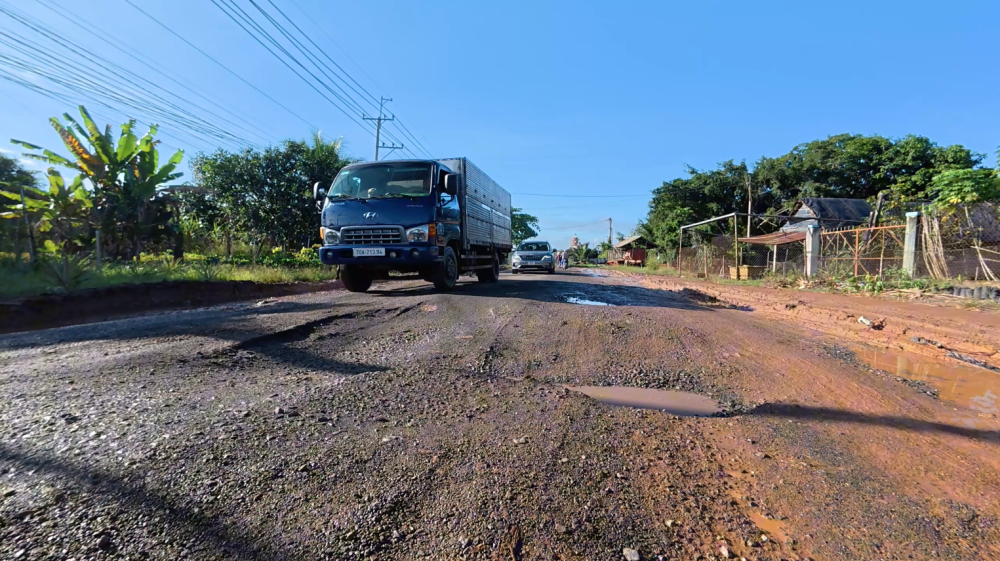 Tan Hoa کمیون کی طرف روڈ 795 خستہ حال ہے، جو ٹریفک کی حفاظت کے لیے ممکنہ خطرہ ہے۔
