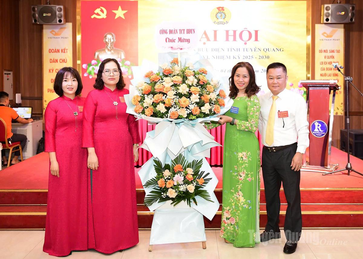 ថ្នាក់ដឹកនាំសហជីពសាជីវកម្មប្រៃសណីយ៍វៀតណាមបានជូនផ្កាដើម្បីអបអរសាទរសមាជ។