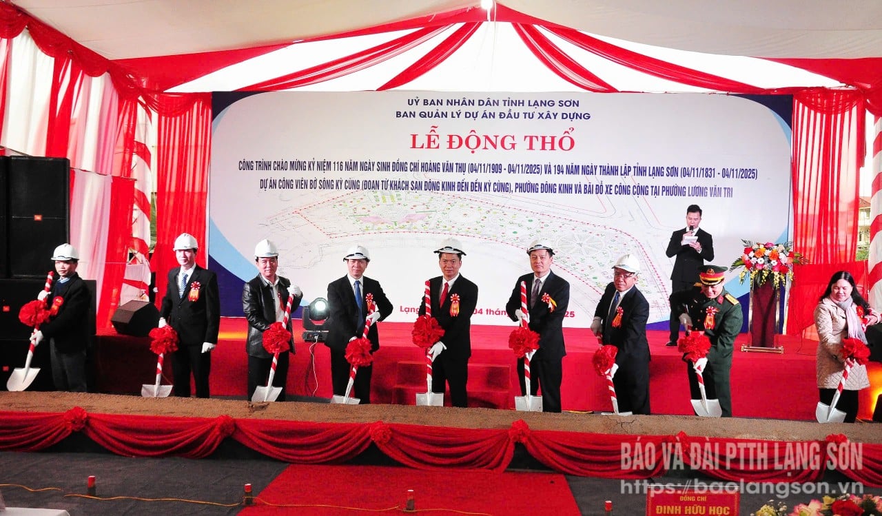 Deltagarna förrättade den första spadtagen för projektet.