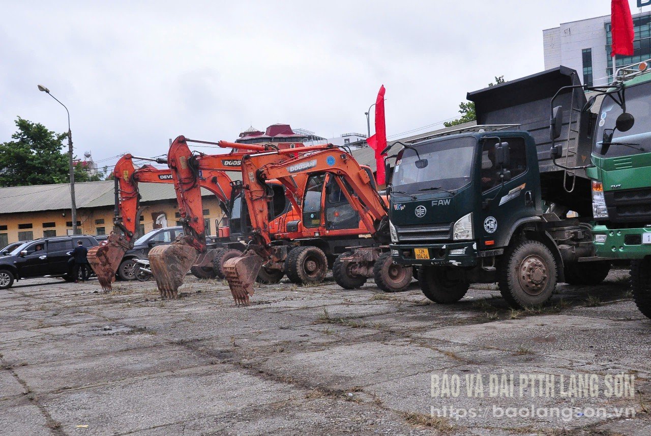 Entreprenörer samlar fordon och maskiner redo att betjäna projektets byggnation