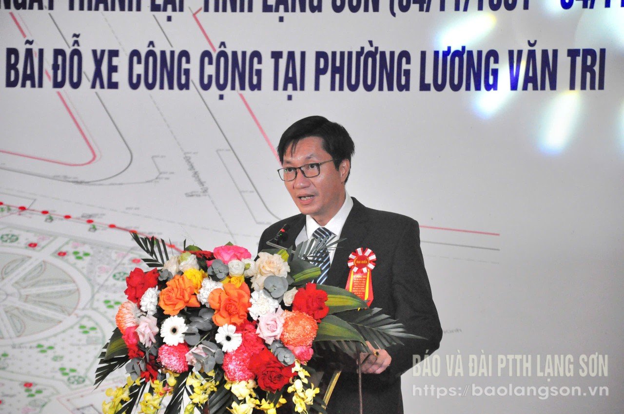 Ledarna för den provinsiella förvaltningsnämnden för bygginvesteringsprojekt talade vid ceremonin