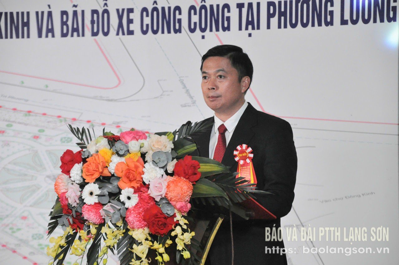 Kamrat Dinh Huu Hoc, medlem av provinspartiets ständiga kommitté och ständig vice ordförande för provinsens folkkommitté, talade vid ceremonin.