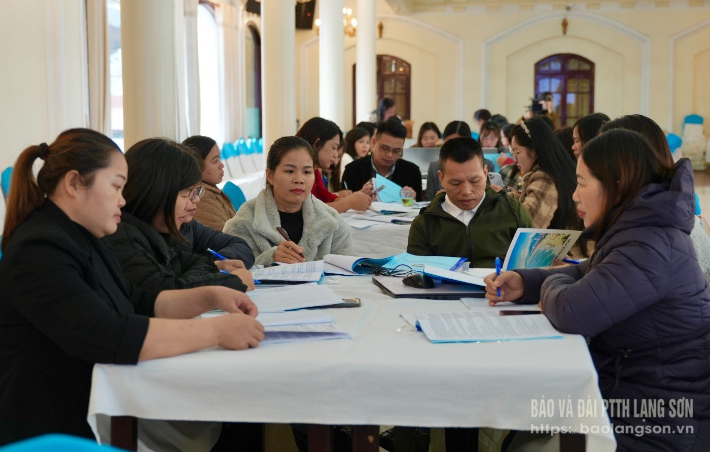 Delegáti si na školení vyměňovali názory a diskutovali.