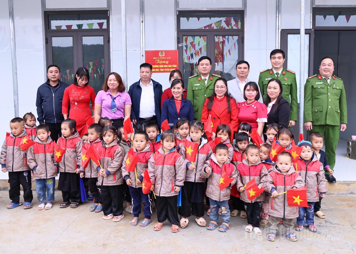 Delegates took souvenir photos with teachers and students of Ban Pang Kindergarten, Ban May commune.