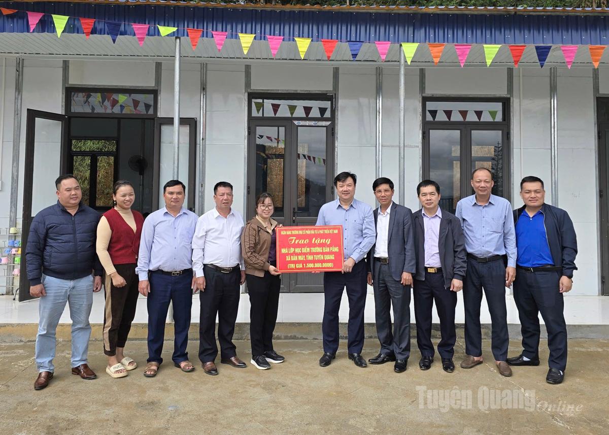 Representatives of BIDV Bank, Tuyen Quang Branch and local leaders presented the construction plaque of Ban Pang Kindergarten, Ban May Commune.