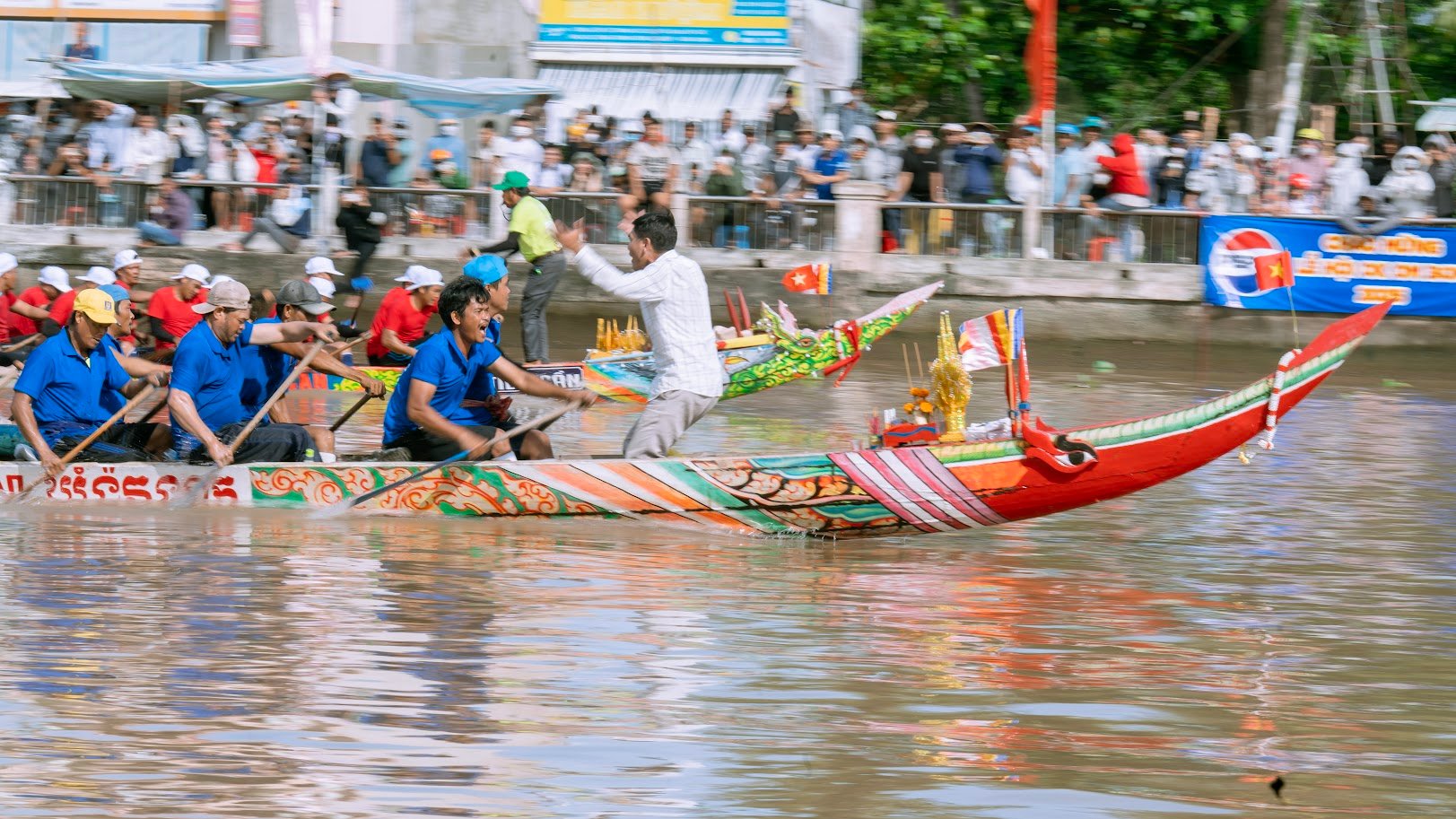 Cận cảnh các đội đua ghe ngo tranh tài tại lễ hội Ooc Om Boc Vĩnh Long- Ảnh 7.