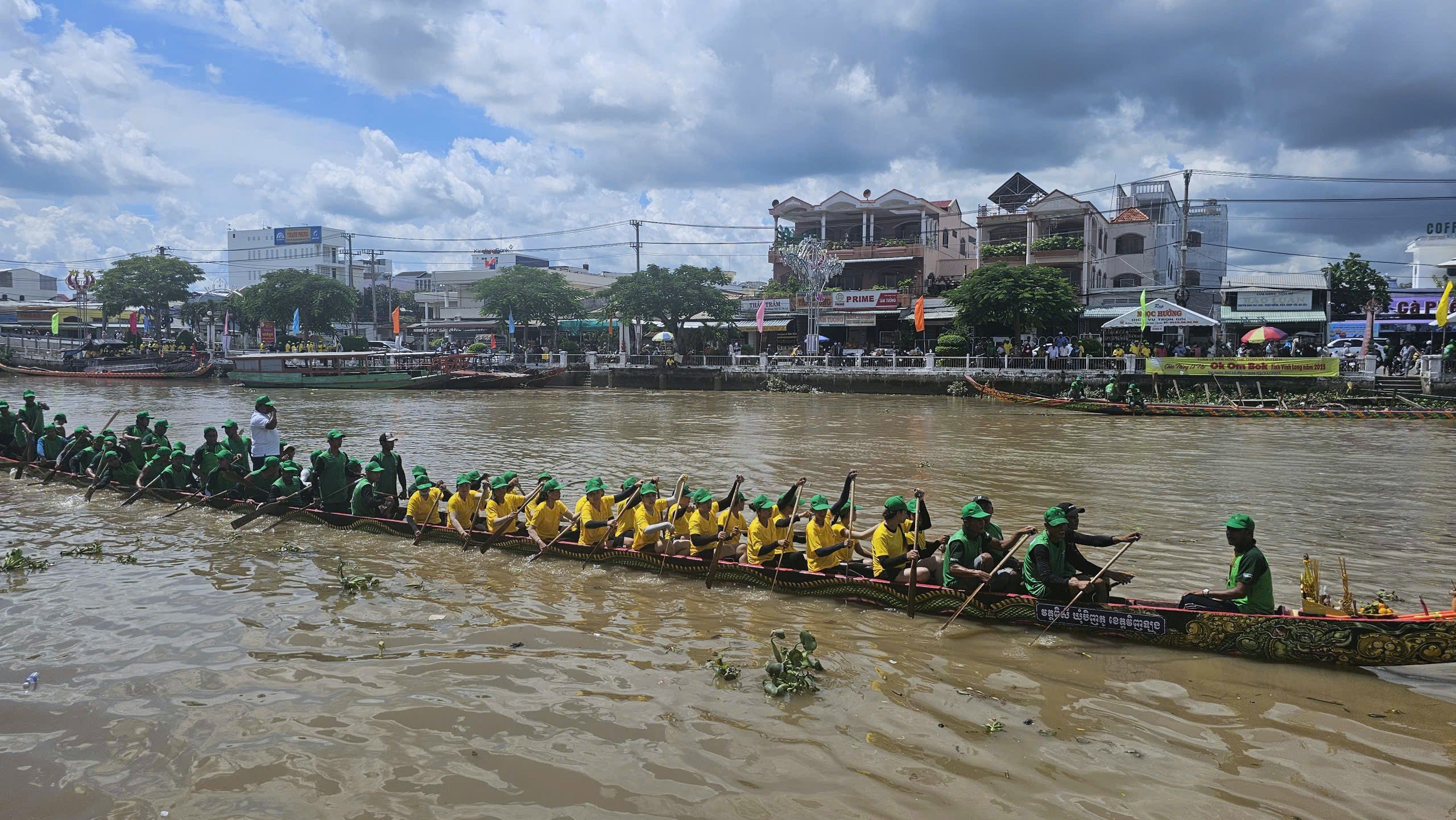 Cận cảnh các đội đua ghe ngo tranh tài tại lễ hội Ooc Om Boc Vĩnh Long- Ảnh 8.