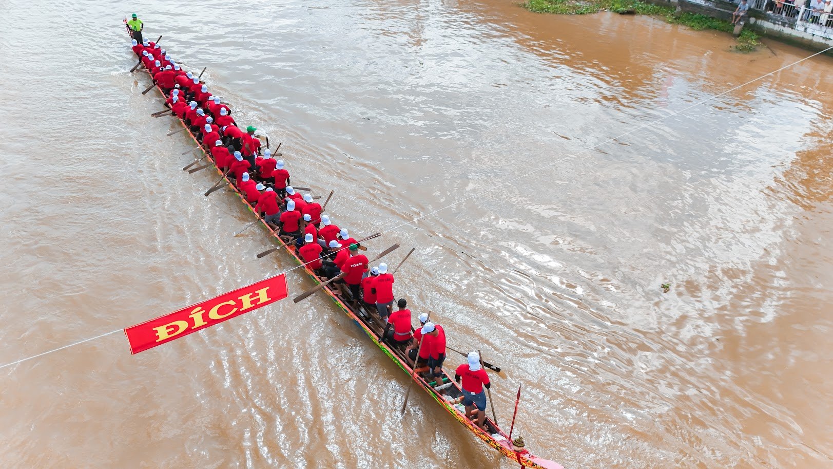 Cận cảnh các đội đua ghe ngo tranh tài tại lễ hội Ooc Om Boc Vĩnh Long- Ảnh 10.