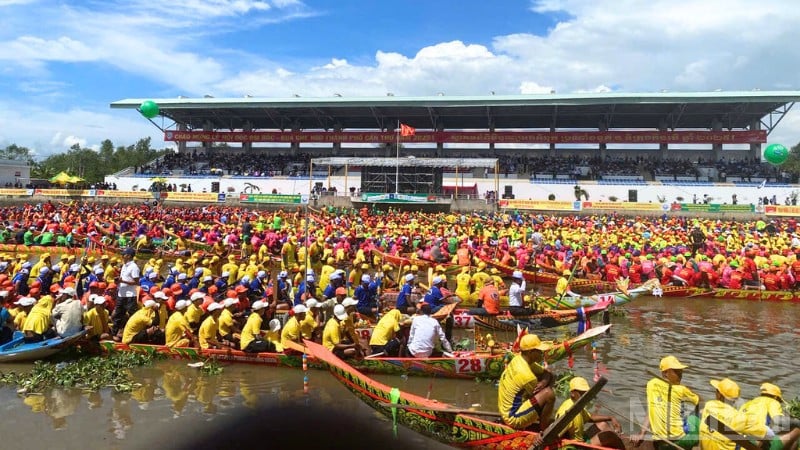 Závodní týmy se shromáždily na tribuně na zahajovací ceremoniál.