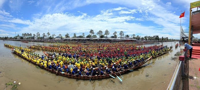 VIDEO: 61 đội đua ghe ngo tranh tài nghẹt thở trên sông Maspéro ở Cần Thơ - Ảnh 2.