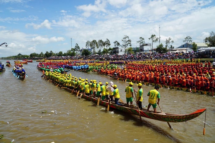 VIDEO: 61 đội đua ghe ngo tranh tài nghẹt thở trên sông Maspéro ở Cần Thơ - Ảnh 3.