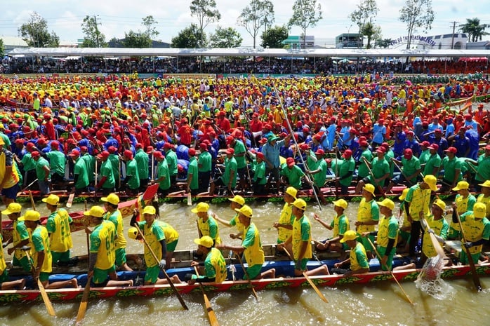VIDEO: 61 đội đua ghe ngo tranh tài nghẹt thở trên sông Maspéro ở Cần Thơ - Ảnh 4.