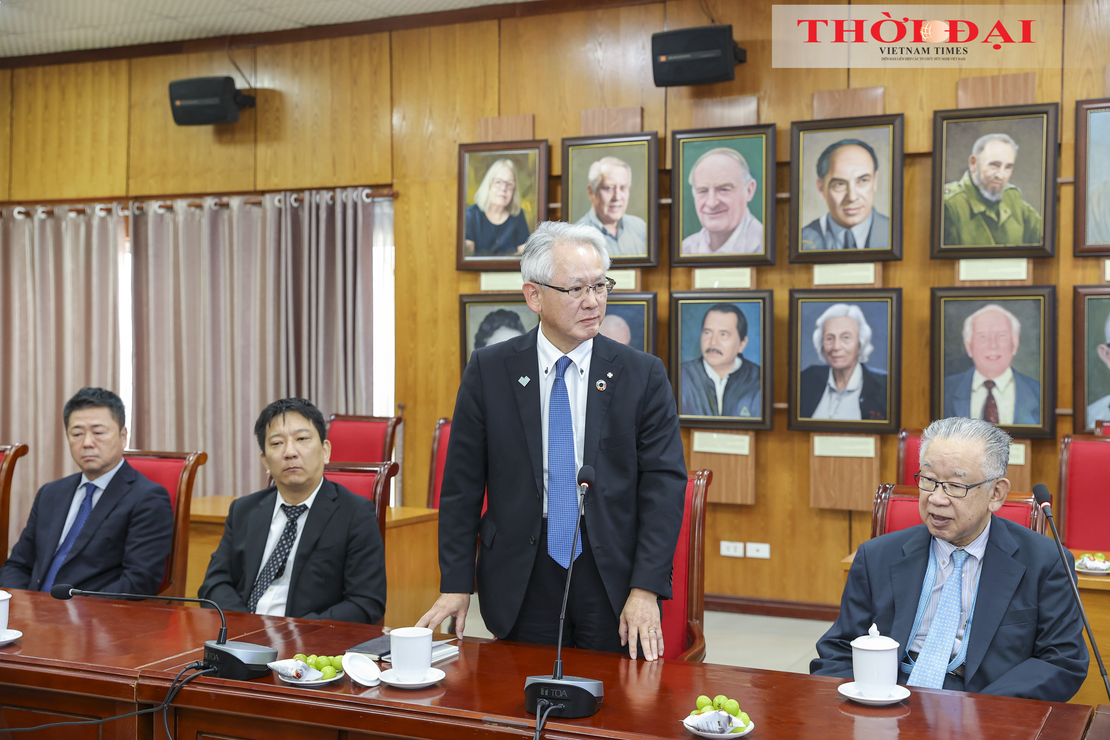 សមាជិកនៃគណៈប្រតិភូសមាគមមិត្តភាពជប៉ុន-វៀតណាមប្រចាំតំបន់ Kansai ថ្លែងមតិ។ (រូបថត៖ Dinh Hoa) Thành viên Đoàn đại biểu Hội hữu nghị Nhật Bản - Việt Nam vùng Kansai phát biểu. (Ảnh: Đinh Hòa)