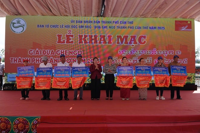 VIDEO: 61 đội đua ghe ngo tranh tài nghẹt thở trên sông Maspéro ở Cần Thơ - Ảnh 7.