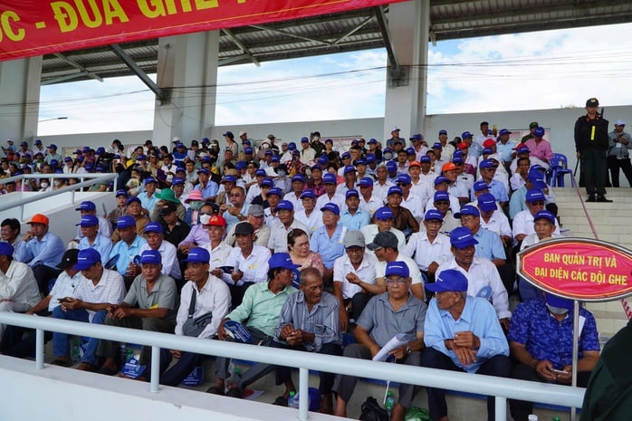 VIDEO: 61 đội đua ghe ngo tranh tài nghẹt thở trên sông Maspéro ở Cần Thơ - Ảnh 10.