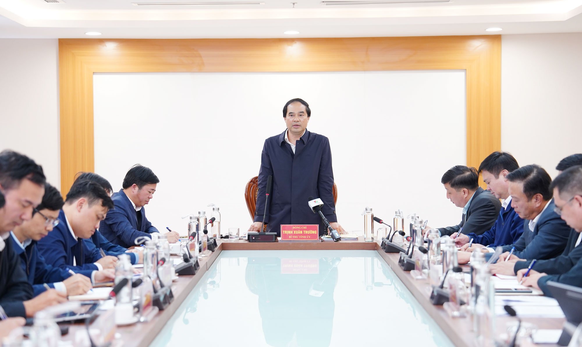 Provinspartisekretær Trinh Xuan Truong ledet et arbeidsmøte med styret for industriparken og ledere for kommuner og valgkretser i den sørlige delen av provinsen.
