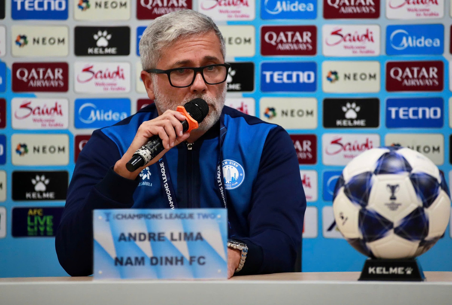 ash ly គ្រូបង្វឹក nam dinh.jpg