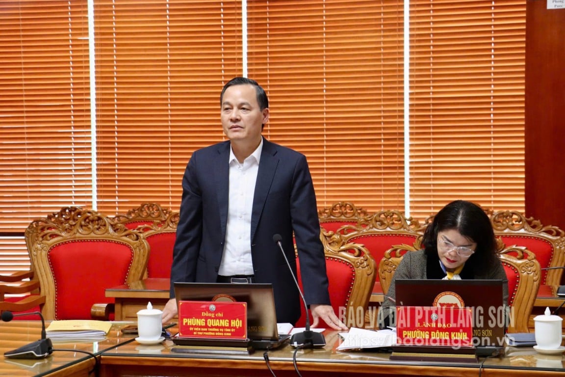 Komrad Phung Quang Hoi, Ahli Jawatankuasa Tetap Parti Wilayah, Setiausaha Jawatankuasa Parti Wad Dong Kinh bercakap pada mesyuarat itu.