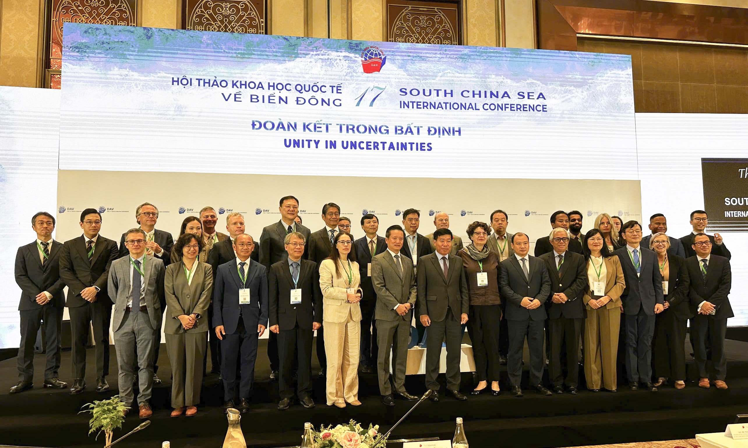 우리는 평화롭고 안정적이며 번영하는 동해를 위해 불확실성을 극복합니다. Cùng nhau vượt qua bất định vì một Biển Đông hòa bình, ổn định và thịnh vượng