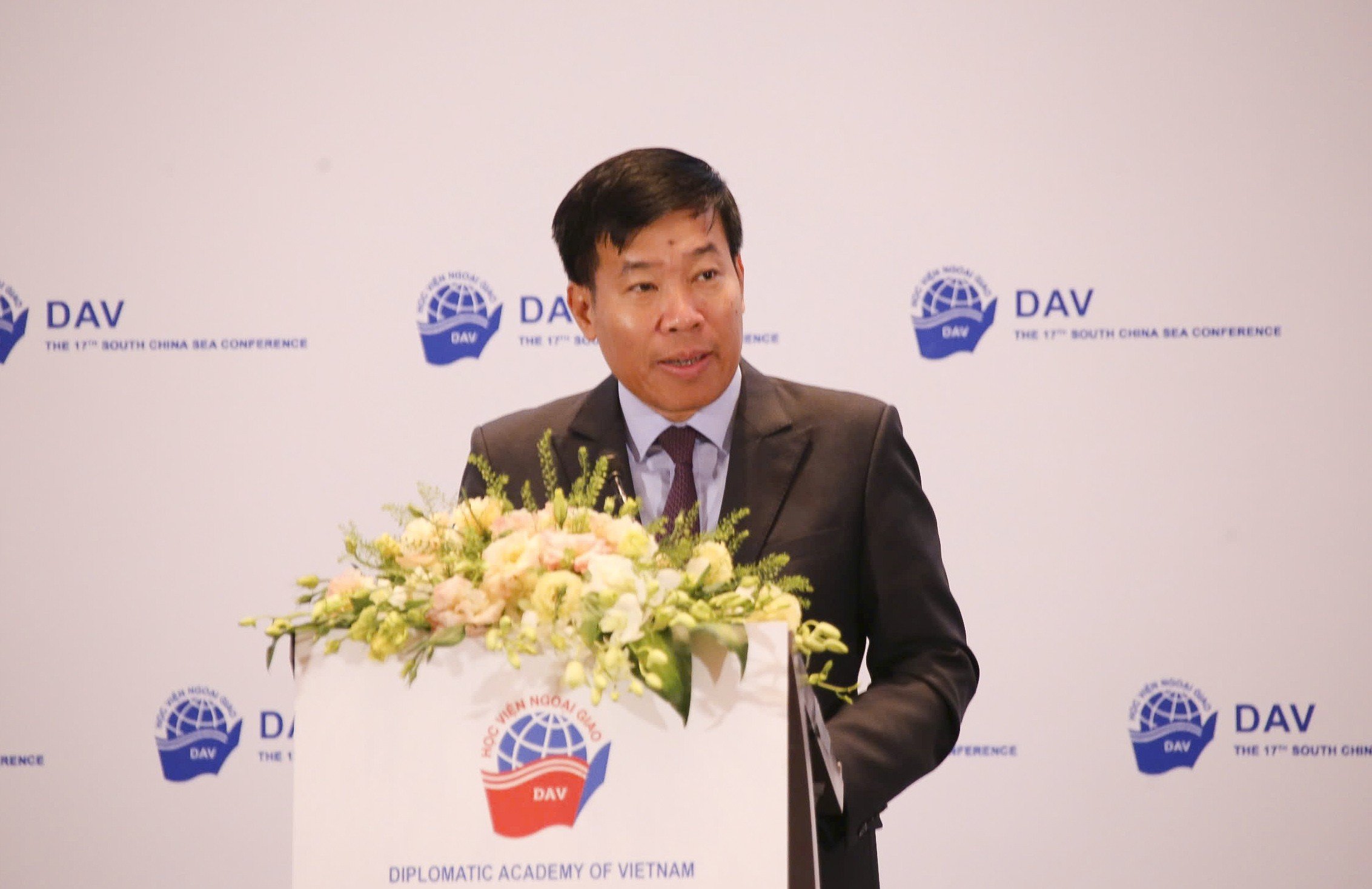 우리는 평화롭고 안정적이며 번영하는 동해를 위해 불확실성을 극복합니다. Cùng nhau vượt qua bất định vì một Biển Đông hòa bình, ổn định và thịnh vượng