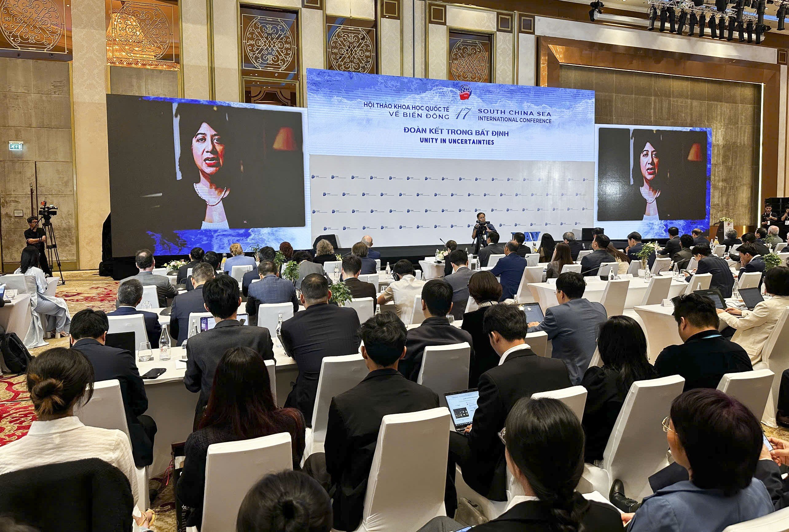 우리는 평화롭고 안정적이며 번영하는 동해를 위해 불확실성을 극복합니다. Cùng nhau vượt qua bất định vì một Biển Đông hòa bình, ổn định và thịnh vượng