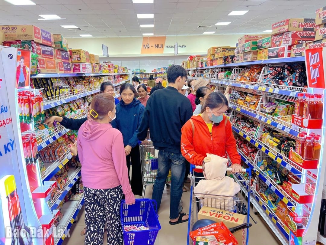 ผู้คนซื้อของจำเป็นที่ซุปเปอร์มาร์เก็ต