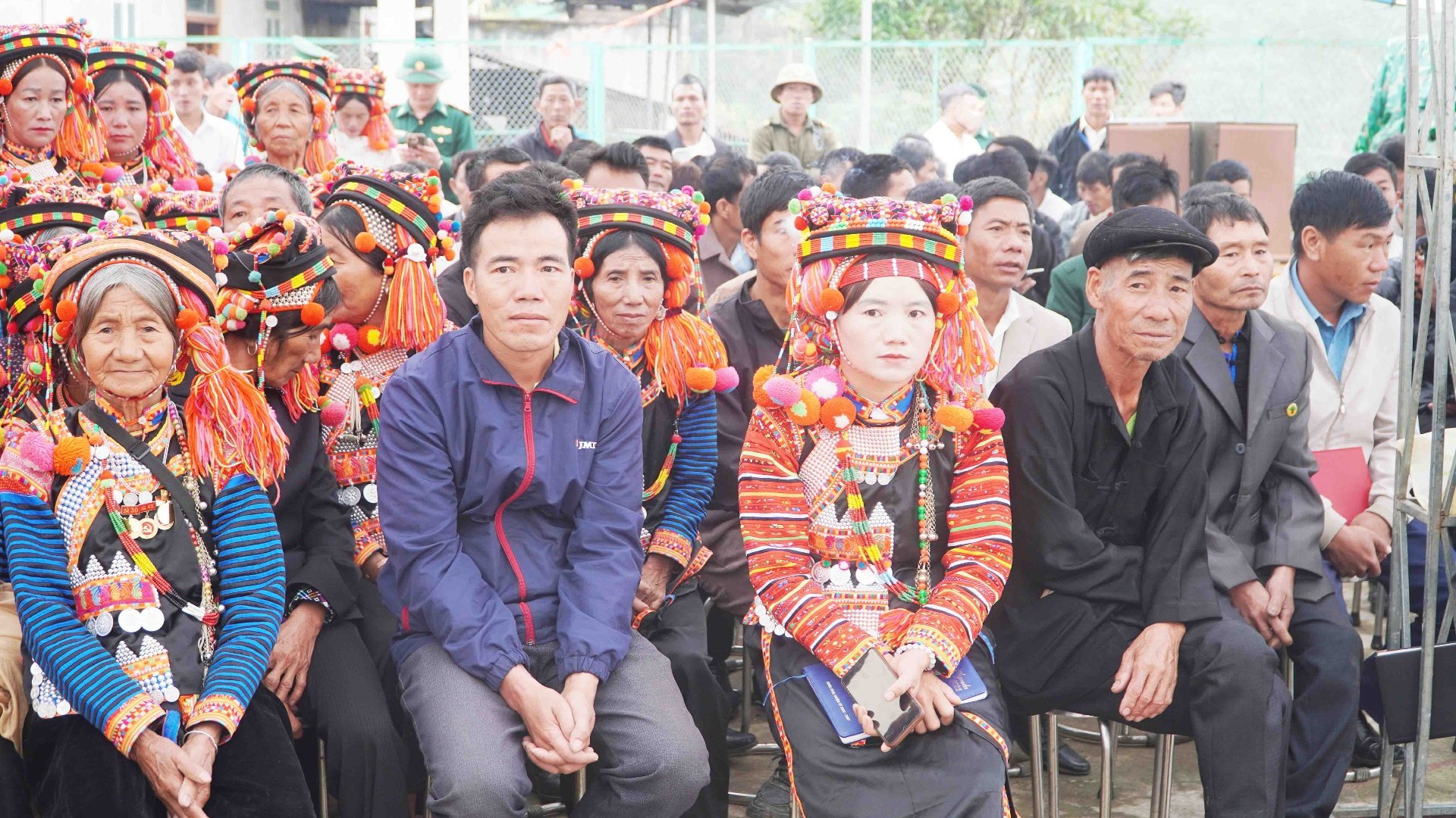 Đông đảo người dân bản Thu Lũm, xã Thu Lũm dự ngày hội. Đông đảo người dân bản Thu Lũm, xã Thu Lũm dự ngày hội.