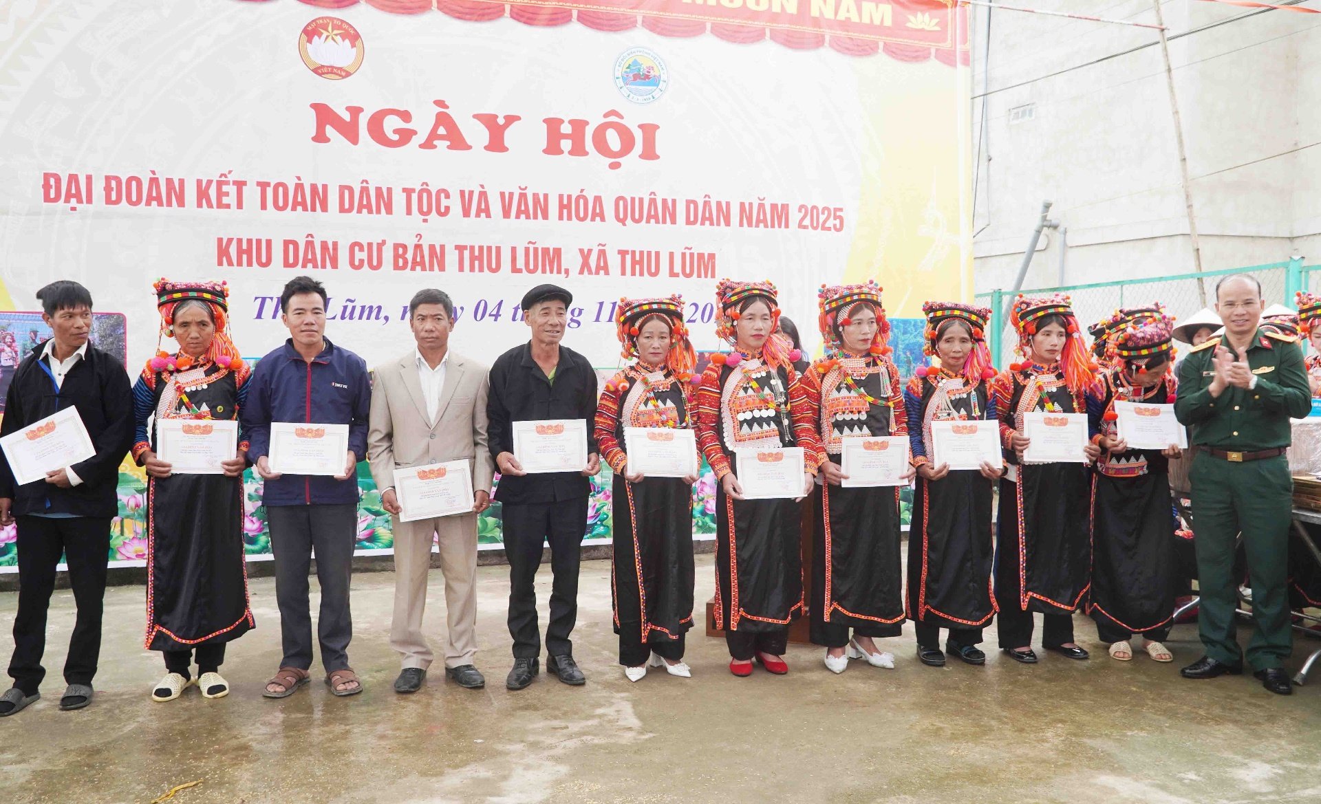 Tặng Giấy khen cho các hộ gia đình đã có thành tích tiêu biểu trong phong trào “Toàn dân đoàn kết xây dựng đời sống văn hóa” tại bản Thu Lũm. Tặng Giấy khen cho các hộ gia đình đã có thành tích tiêu biểu trong phong trào “Toàn dân đoàn kết xây dựng đời sống văn hóa” tại bản Thu Lũm.