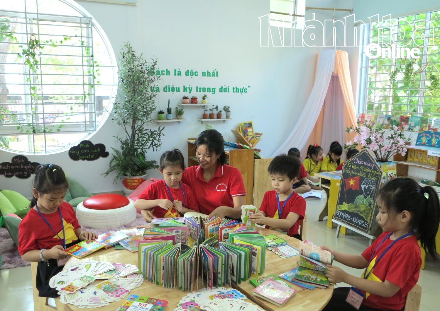 នាង និងក្មួយប្រុសនៅសាលាមត្តេយ្យ Loc Tho 1 (វួដ Nha Trang)។