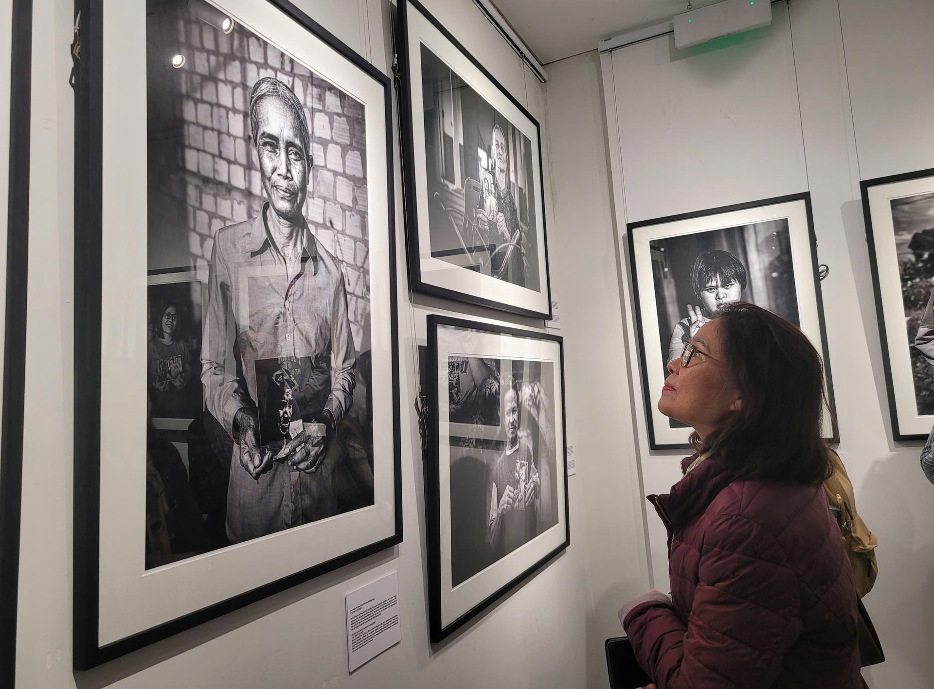 Triển lãm ảnh tái hiện hơn ba thập kỷ đổi thay của Việt Nam - Ảnh 2.