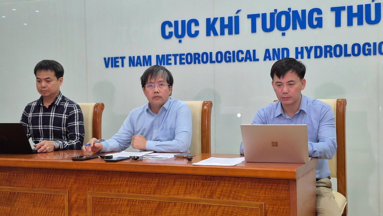 TS Mai Văn Khiêm - Giám đốc Trung tâm Dự báo Khí tượng Thủy văn Quốc gia (ngồi giữa) chia sẻ thông tin về cơn bão&nbsp;Kalmaegi.